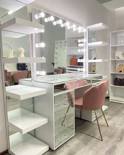 آینه‌های چراغ‌دار (Backlit Mirrors)