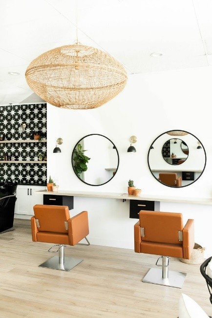 ترکیب رنگ‌های تیره و متالیک برای سالن‌های لوکس